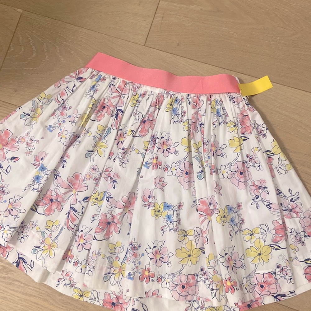 super cute skirt with a rlly nice ribbon that comes with it🌷